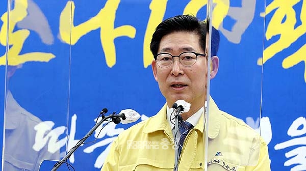 양승조 충남지사가 이재명 경기지사와의 재난지원금 또는 기본소득 관련 대립각에 대한 입장을 밝혔다. 한마다리로 대선 경선 전략 차원에서 일부러 각을 세우는 것은 아니라는 얘기다. (충남도 제공/ 굿모닝충청=김갑수 기자)