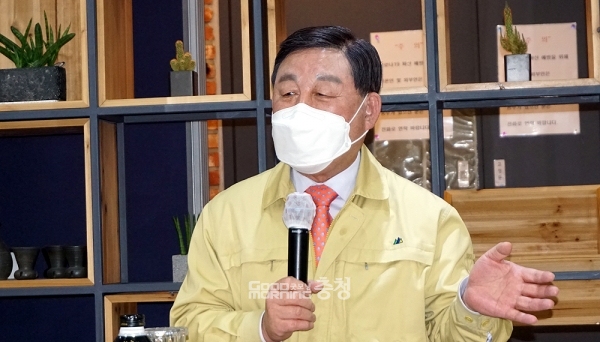 황선봉 예산군수가 서해선 복선전철 삽교역 신설의 당위성을 다시 한 번 강조했다. 양승조 충남지사도 적극 거들었다. (굿모닝충청=김갑수 기자)