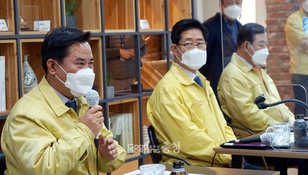 양승조 충남지사와 박정현 부여군수가 한 때 갈등을 빚는 것으로 비쳐졌던 광역먹거리통합지원센터에 대한 차질 없는 추진에 한 목소리를 냈다. (왼쪽부터 박정현 부여군수, 양승조 충남지사, 황선봉 예산군수/ 굿모닝충청=김갑수 기자)