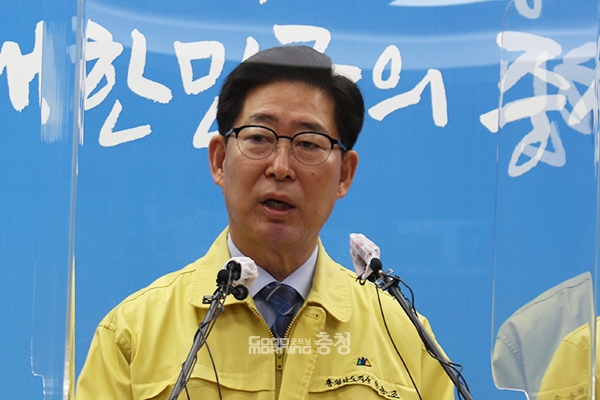 양승조 충남지사가 4일 도청 프레스센터에서 기자회견을 열고 당진항 매립지 귀속 결정 취소 소송에 대한 대법원의 기각 판결에 대한 입장을 밝히고 있다. 굿모닝충청=이종현 기자.