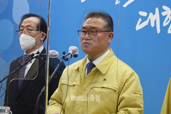 충남도의회 김명선 의장이 4일 도청 프레스센터에서 당진·평택항 매립지 분쟁 패소에 대한 입장을 밝히고 있다. 굿모닝충청=이종현 기자.