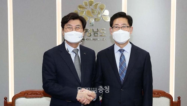 양승조 충남지사와 이춘희 세종시장이 4일 오후 내포신도시 도청에서 만나 덕담을 나눴다. (충남도 제공/ 굿모닝충청=김갑수 기자)