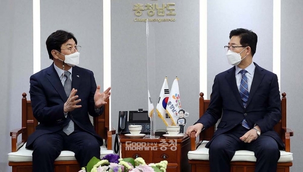 이웃한 광역정부 수장 간 회동인데다 원래는 한 뿌리인 충남과 세종이라는 점에서 별다를 게 없을 듯 하지만 2010년 2월 4일 국회에서 있었던 상황을 떠올린다면 이날 만남은 의미가 적지 않다는 분석이다. (충남도 제공)