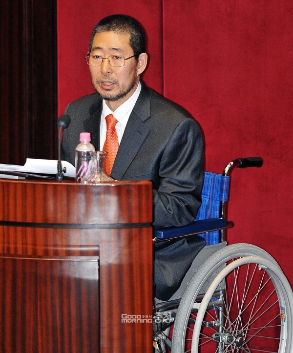 세종시 수정안에 맞선 21간의 단식 끝에 대정부질문에 나서 휠체어에 의지해 마지막까지 안간힘을 쓰던 양승조 지사의 모습은 충청인은 물론 국가균형발전을 염원하는 많은 지방민들에게 깊은 인상을 남겼다. (충남도 제공)