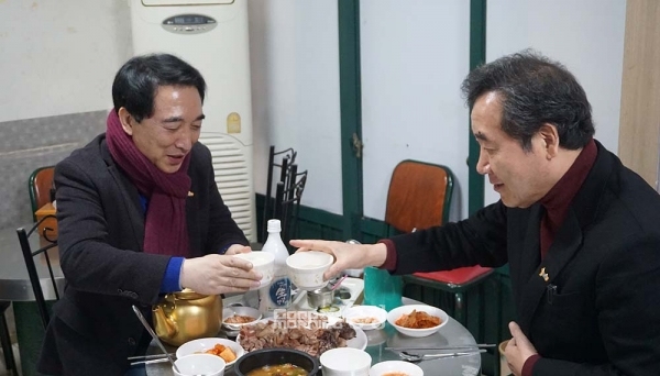 더불어민주당 이낙연 대표와 박수현 홍보소통위원장(전 청와대 대변인)이 설 연휴 막바지인 13일 충남 공주에서 순대를 안주 삼은 막걸리 토크를 나누며 ‘신충청대망론’에 대한 의견을 나눴다. (굿모닝충청=김갑수 기자)