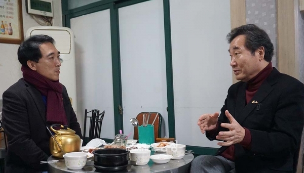 이낙연 대표는 “잘 알려지지 않은 이야기”라며 대학 1학년 때 입주 가정교사를 하다 아무런 대안도 없이 집을 나섰던 경험을 꺼냈다.