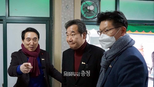 대화에 앞서 김정섭 공주시장이 무령왕의 갱위강국(更爲强國) 선언 1500주년을 기념하는 배지를 이낙연 대표의 가슴에 달아주기도 했다.