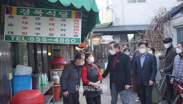 전남 영광 출신인 이낙연 대표가 충남 공주에서 경북식당을 방문한 것이다.