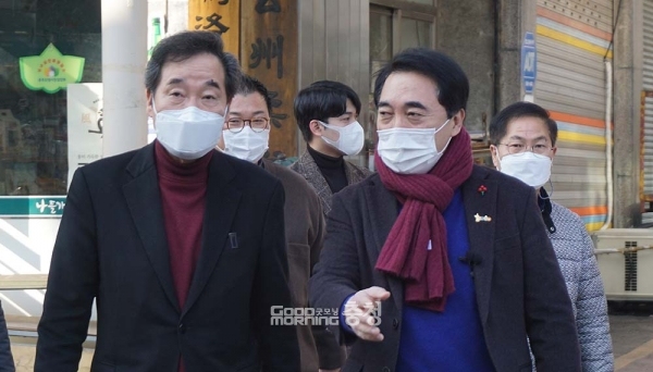 이낙연 더불어민주당 대표가 당 대선 경선 참여를 놓고 고심 중인 양승조 충남지사를 향해 짧게나마 덕담을 건넸다. (13일 오후 공주 산성시장을 방문한 이낙연 대표를 박수현 홍보소통위원장이 안내하고 있다/ 굿모닝충청=김갑수 기자)