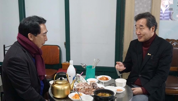 이낙연 더불어민주당 대표는 13일 “제가 현직 언론인이라면 언론개혁을 자청할 것”이라며 “내가 좀 괴롭더라도 거기서부터 국민 신뢰를 회복하는 것이 필요하지 않겠나 한다”라고 말했다. (박수현 홍보소통위원장과 이낙연 대표/ 굿모닝충청=김갑수 기자)
