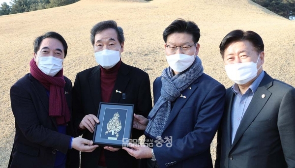 박수현 전 청와대 대변인은 14일 “저의 신충청대망론은 한마디로 역할론”이라며 “첫째는 충청을 확실한 국토균형발전의 중심으로 만드는 것이고, 둘째는 충청을 중국과 서남아시아로 뻗어가는 서해안 시대의 중심으로 만드는 것”이라고 밝혔다. (공주 송산리 고분군 무령왕릉을 찾은 이낙연 대표에게 김정섭 공주시장이 기념품을 전달했다. 왼쪽부터 박수현 전 대변인, 이낙연 대표, 김정섭 시장, 오영훈 국회의원/ 굿모닝충청=김갑수 기자)