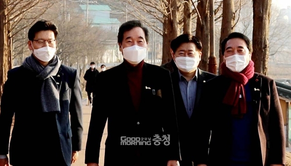 박수현 전 대변인은 “국토균형발전의 중심을 위해서는 강력한 수도권 규제 정책으로의 복귀와 행정수도의 확실한 완성이 필요하다”며 “서해안 시대의 중심을 위해서는 한중해저터널과 충청산업문화철도 건설이 필요하다”고 주장했다.