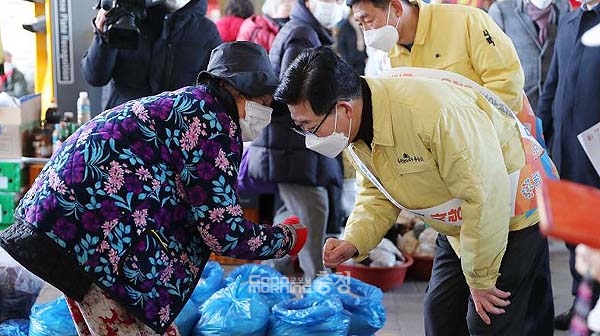 더불어민주당 대선 경선 참여를 전제로 한 양승조 충남지사의 ‘경청 행보’가 이어지고 있다. (충남도 홈페이지: 설 명절을 앞두고 온양전통시장을 찾은 양승조 충남지사/ 굿모닝충청=김갑수 기자)