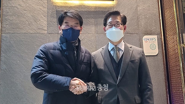 양승조 지사는 지난 달 28일 천안에서 민주당 충남 최다선 박완주 국회의원(천안을)과 약 2시간 동안 만찬 회동했다. (박완주 국회의원 페이스북)