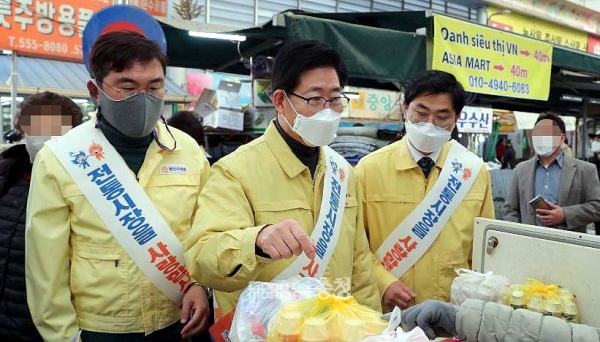 이정문 의원은 “저와 문진석 의원(천안갑)은 누가 뭐래도 양승조계”라며 “양 지사께서 나서신다면 발 벗고 도울 것”이라고 강조했다. (충남도 홈페이지: 설 연휴 기간 천안중앙시장을 방문한 황천순 시의회 의장과 양승조 지사, 이정문 의원)