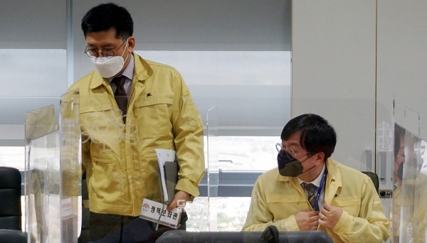 박상호 충남도 정무보좌관이 22일 오전 도청 중회의실에서 열린 실국원장회의에 참석해 처음으로 인사했다. (왼쪽부터 강인영 정책보좌관과 박상호 정무보좌관/ 굿모닝충청=김갑수 기자)