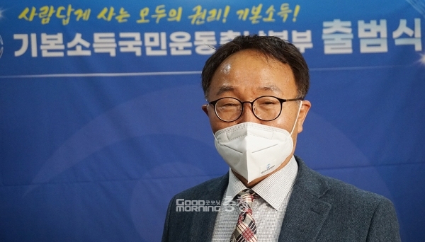 기본소득국민운동 충남본부(충남본부) 원기호 상임대표는 22일 “이재명 경기지사든 이낙연 대표든, 국민을 위해 기본소득을 실현할 수 있는 의지를 누가 가지고 있느냐에 따라 선택이 달라질 것”이라며 “특정 정치인을 거론하는 것은 시기상조”라고 말했다. (굿모닝충청=김갑수 기자)