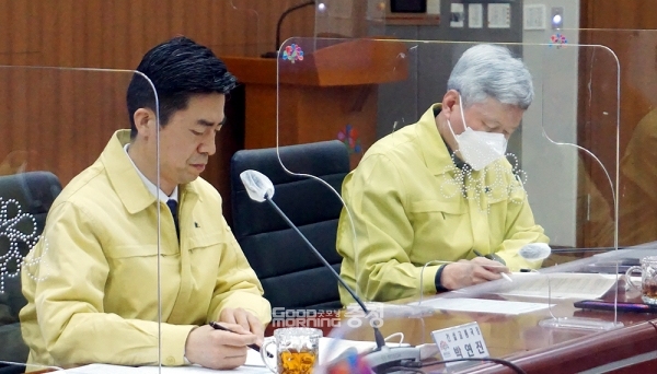 충남도의 최대 현안 중 하나인 서산 공군비행장 민항 유치(서산민항) 사업에 대해 도가 기존 방안과 다른 전략을 모색 중인 것으로 23일 파악됐다. (왼쪽부터 박연진 건설교통국장과 최진하 보건환경연구원장/ 굿모닝충청=김갑수 기자)