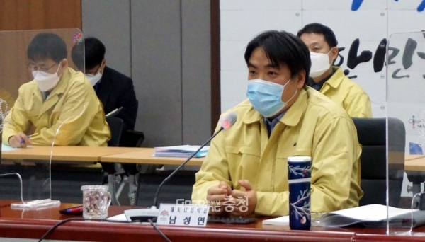 충남도 막내 서기관으로 알려진 남성연 데이터정책관이 양승조 지사에게 신선한 제안을 해 눈길을 끌고 있다. (굿모닝충청=김갑수 기자)