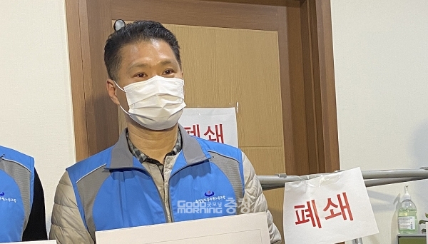 김태신 충남도 공무원노동조합 위원장이 A국장의 막말·갑질 파문 관련 일련의 과정에서 정무라인이 제대로 작동하지 않은 점을 강도 높게 비판하고 나섰다. (25일 노조원들과 A국장실을 폐쇄한 김태신 위원장/ 굿모닝충청=김갑수 기자)