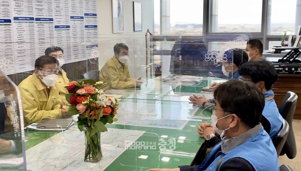 김태신 위원장은 특히 “이우성 문화체육부지사와는 식사는커녕 차 한 번 마신 적이 없다”며 “그러고도 도 지휘부라 할 수 있나?”라고 지적한 것으로 전해졌다.