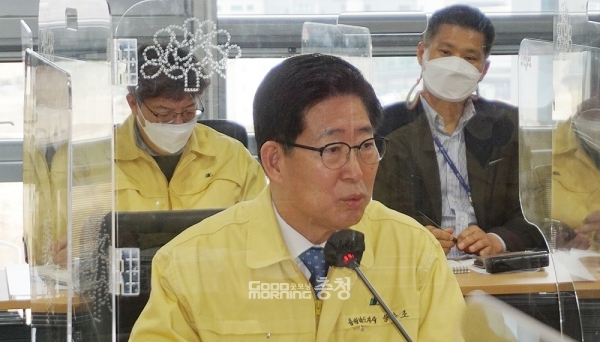 양승조 충남지사가 2일 오전 도청 중회의실에서 열린 실국원장회의 말미에, 식당에 지원한 비말차단기를 언급하며 