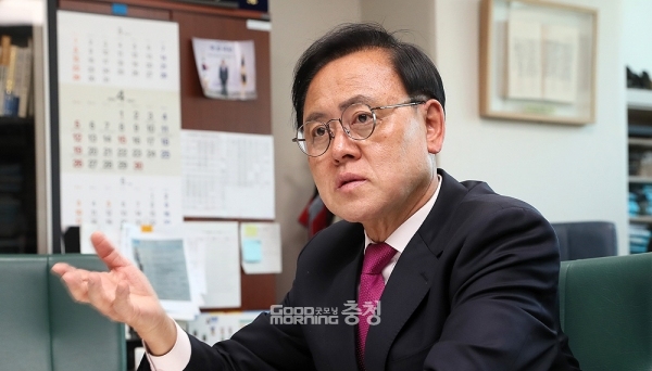 상대적으로 조용한 의정활동을 해 온 국민의힘 이명수 국회의원(아산갑)이 최근 들어 중앙정치권과 지역 현안에 대해 목소리를 높이기 시작해 그 배경에 관심이 쏠리고 있다. (자료사진: 의원실 제공/ 굿모닝충청=김갑수 기자)