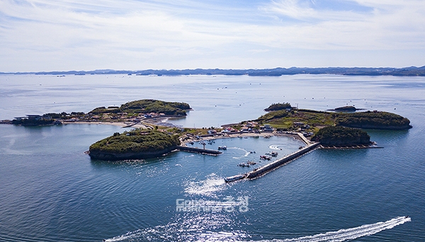 충남도가 섬 국제 비엔날레 개최와 한국섬진흥원 유치에 나선다. 한국섬진흥원 유치전에 뛰어든 홍성군의 죽도 전경. 사진= 홍성군 제공. 굿모닝충청= 유희성 기자