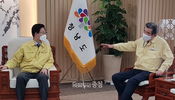 정부의 친환경에너지전환 정책에 따른 화력발전소 조기 폐쇄 등으로 지역경제에 직격탄을 맞은 보령시가 충남도에 기업유치 적극 지원 등을 요구하며 활로 모색에 나섰다. (11일 오후 도청에서 만난 양승조 충남지사와 김동일 보령시장/ 굿모닝충청=유희성 기자)