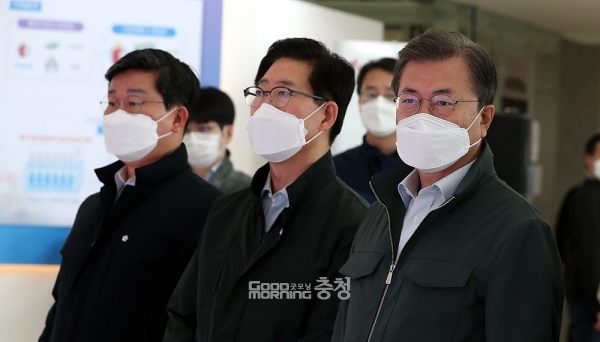 충남도가 화력발전소 조기 폐쇄로 어려움을 겪고 있는 보령시에 세계 최대 규모의 블루수소 플랜트를 구축한다. (충남도 제공: 왼쪽부터 전해철 행정안전부 장관, 양승조 충남지사, 문재인 대통령/ 굿모닝충청=김갑수 기자)