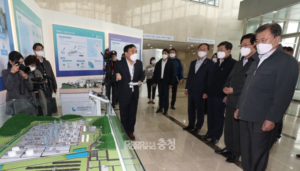 양승조 지사는 19일 보령화력발전소에서 열린 문재인 대통령 지역균형뉴딜투어 행사에 참석 ‘충남 에너지 전환, 그린뉴딜 추진전략’을 보고했다. (충남도 제공)