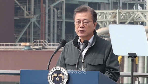 문재인 대통령은 19일 “기존의 석탄화력발전 등을 대체하는 재생에너지 전환은 지역경제에 타격을 주지 않고, 아무도 일자리를 잃지 않도록 공정한 방법으로 이뤄져야 한다”며 “정부는 충남의 진정한 동반자가 되겠다”고 말했다. (충남도 제공/ 굿모닝충청=김갑수 기자)