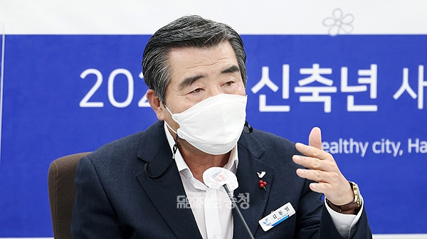 문재인 대통령이 지난 19일 보령화력발전소를 방문한 자리에서 정의로운 에너지 전환을 강조한 가운데, 김동일 보령시장이 그에 따른 후속조치를 서둘러 줄 것을 촉구하고 나섰다. (자료사진: 보령시 제공/ 굿모닝충청=김갑수 기자)