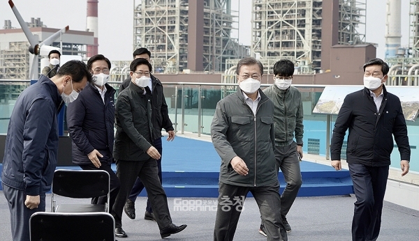 문재인 대통령은 이날 방문에서 “기존의 석탄화력발전 등을 대체하는 재생에너지 전환은 지역경제에 타격을 주지 않고, 아무도 일자리를 잃지 않도록 공정한 방법으로 이뤄져야 한다”며 “정부는 충남의 진정한 동반자가 되겠다”고 강조했다. (청와대 홈페이지)