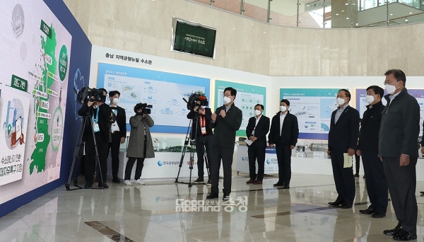 양승조 지사는 지난 19일 보령화력발전소에서 열린 문재인 대통령 지역균형뉴딜투어 행사에 참석 “충남형 그린뉴딜에 2025년까지 총 31조2300억 원을 투입, 23만6200여개의 일자리를 창출하겠다”며 “보령시에 최대 규모의 블루수소 플랜트를 구축하겠다”고 보고한 바 있다. (충남도 제공)