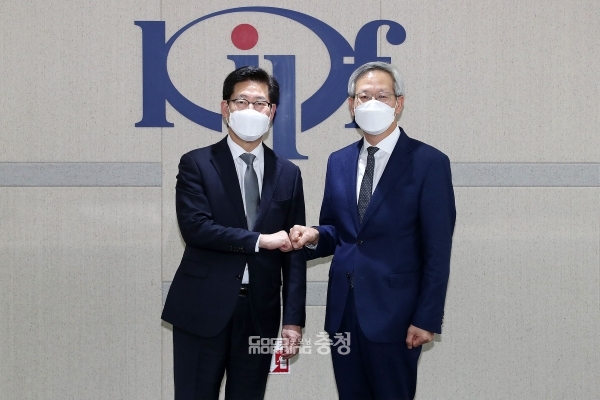 양승조 충남지사(왼쪽)가 23일 세종에 위치한 가로림만 국가해양정원 예비타당성조사 진행 기관인 한국조세재정연구원(KIPF)을 방문해 김유찬 원장을 만나 "상반기 내 긍정적 결과를 도출해달라"고 당부했다. 사진=충남도 제공/굿모닝충청=유희성 기자