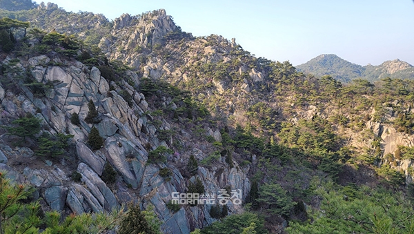 용봉산의 기존 관광자원에 더해 새로운 볼거리를 제공하면 연평균 12만 명이던 관광객이 37만 명 수준으로 증가할 것이라고 군은 기대했다. (사진=용봉산, 본사DB/굿모닝충청 이종현 기자)