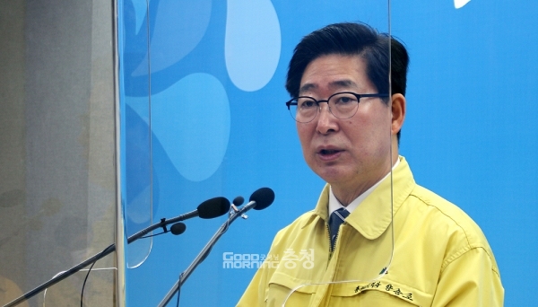 양승조 충남지사가 중부권 동서횡단철도(서산~울진)와 충청산업문화철도(보령~세종)가 제4차 국가철도망 구축계획(안)에 신규 사업으로 반영되지 못한 것과 관련해 조만간 청와대를 방문, 문제를 제기하겠다는 입장을 밝혔다. (굿모닝충청=김갑수 기자)