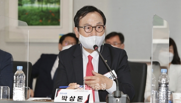 박상돈 천안시장은 “정부의 국정목표 중 하나인 ‘전국이 고르게 발전하는 지역’을 달성할 중부권 동서횡단철도 건설을 위해 힘을 모아주시길 바란다”며 “국민과의 약속이 반드시 지켜질 수 있도록 제4차 국가철도망계획 신규 사업 반영을 강력히 촉구한다”고 말했다. (천안시 제공)