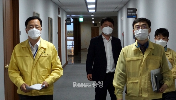 지난 12일 대선 출마를 공식 선언한 양승조 지사가 2박 3일의 일정으로 광주지역 일정을 소화할 예정인 가운데, 17일 오전 도청 중회의실에서 잡힌 실국원장회의는 비공개로 전환됐다. (도청 중회의실로 향하고 있는 이필영 행정부지사와 김하균 기획조정실장/ 굿모닝충청=김갑수 기자)