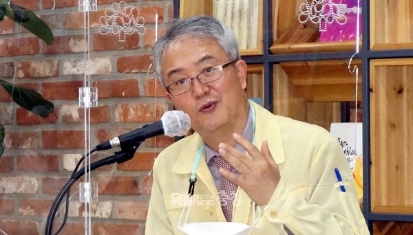 충남도와 지역 국회의원 간 불통의 조짐이 감지되고 있다. 도정의 우선순위에 대해 국회의원들 상당수가 의문을 제기하고 있는 것. (18일 기자간담회를 가지고 있는 이우성 문화체육부지사/ 굿모닝충청=김갑수 기자)