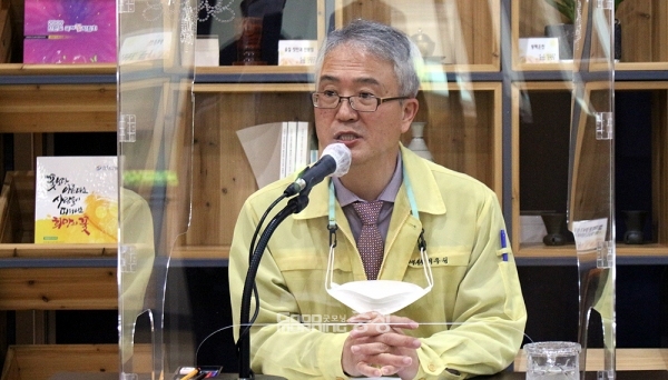 충남도가 문화재단에 문화예술인 지원센터(지원센터)를 설립한다. 청년예술인들을 위한 종합적인 육성 계획도 추진한다. (18일 도청 프레스센터에서 기자간담회를 갖고 있는 이우성 문화체육부지사/ 굿모닝충청=김갑수 기자)