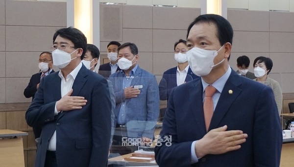 국민의힘 성일종 국회의원(서산·태안)과 더불어민주당 소속 맹정호 서산시장이 지역 현안 해결을 위해 손을 맞잡았다. (왼쪽부터 맹정호 시장과 성일종 국회의원/ 굿모닝충청=김갑수 기자)