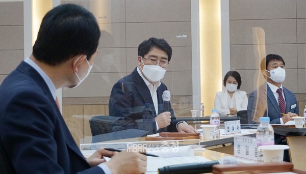 맹정호 시장은 인사말에서 “코로나19가 아니면 더 자주 모시고 설명을 드려야 하는데 아쉽다. 그러나 저와 간부공무원들이 국회나 지역 사무실을 자주 찾고 있다‘며 ”방문할 때마다 따뜻하게 환영해 주시고, 건의에 대해 성심성의껏 응대해 주셔서 다시 한 번 감사드린다“고 인사했다.