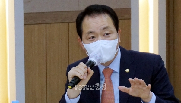 국민의힘 성일종 국회의원(서산·태안)은 28일 “올해는 새로운 각도로 봐야 한다. 천주교 국제기구를 유치하려면 공항이 있어야 한다”며 “그 명분을 가지고 대응하고자 한다”고 말했다. (굿모닝충청=김갑수 기자)