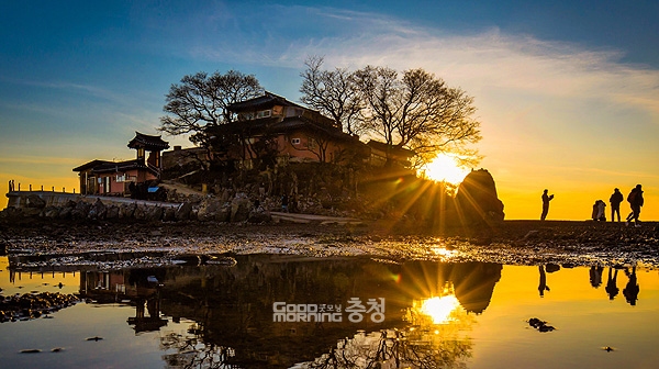 충남 서산시가 간월도를 국도77호선의 중간 기착지 역할을 수행할 수 있는 공간으로 만들기 위해 행정력을 집중하고 있다. (서산시 제공: 간월암의 낙조 자료사진/ 굿모닝충청=김갑수 기자)