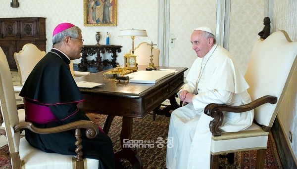 서산공군비행장 민항(서산민항) 건설을 위한 명분이 추가됐다. 천주교 국제기구를 유치를 위한 전제 조건으로 서산민항(또는 충남민항)이 제시되고 있는 것. (천주교 대전교구 홈페이지: 2014년 4월 만난 유흥식 주교와 프란치스코 교황/ 굿모닝충청=김갑수 기자)