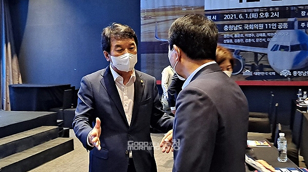 기념촬영이 끝난 후에도 양승조 지사가 성일종 의원에게 항의했고, 문진석 의원까지 문제를 제기해 어수선한 상황이 연출됐다.