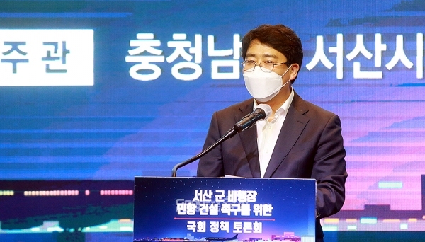 맹정호 서산시장은 1일 오후 서울 여의도 글래드호텔에서 열린 서산 군 비행장 민항 건설 촉구를 위한 정책토론회에서 “도민들의 마음은 ‘가덕도신공항은 되는데 왜 충남민항은 안 되느냐?’는 것”이라며 “가덕도신공항 특별법 제정 이후 도민의 상실감이 크다”고 말했다. (서산시 제공/ 굿모닝충청=김갑수 기자)