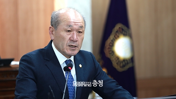 도박 구설수에 오른 충남 홍성군의회 윤용관 의장이 지난 2일 입장문을 내고 의장직을 내려놓겠다고 밝힌 가운데, 일주일이 넘도록 이를 이행하지 않고 있어 곱지 않은 시선이 제기되고 있다. (사진=본사DB/굿모닝충청 이종현 기자)